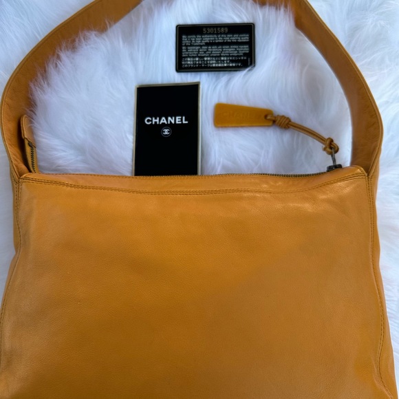 SOLD!!! COA Auth- Vintage Chanel Around 1998 Made “CC” Stitch Logo Charm Shoulde - Picture 4 of 14